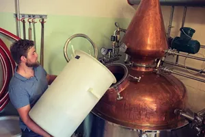 Miksi brandy-tislauslaitteissa on sameutta ja sedimentaatiota täytön aikana